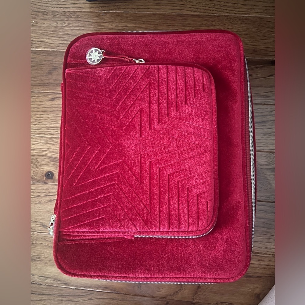 NEW - Estee Lauder Red Velvet Star Holiday Cosmetics Bag